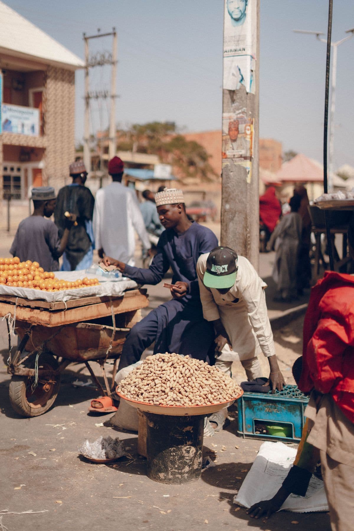 Marché animé en Afrique, vendeurs et étals de produits frais